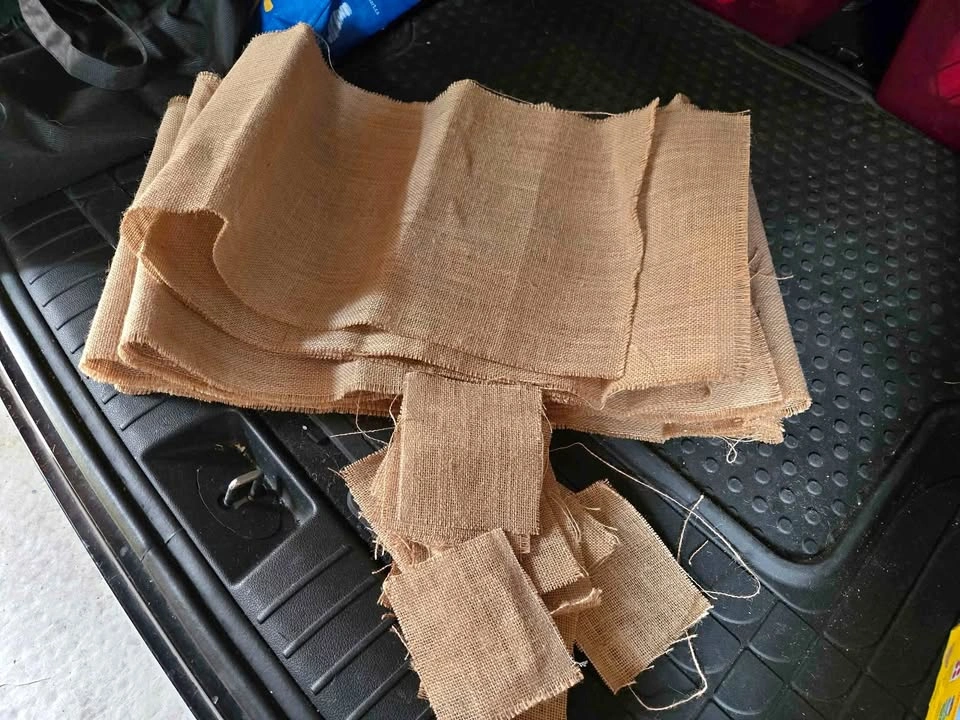 5 burlap table runners and scrap pieces of burlap