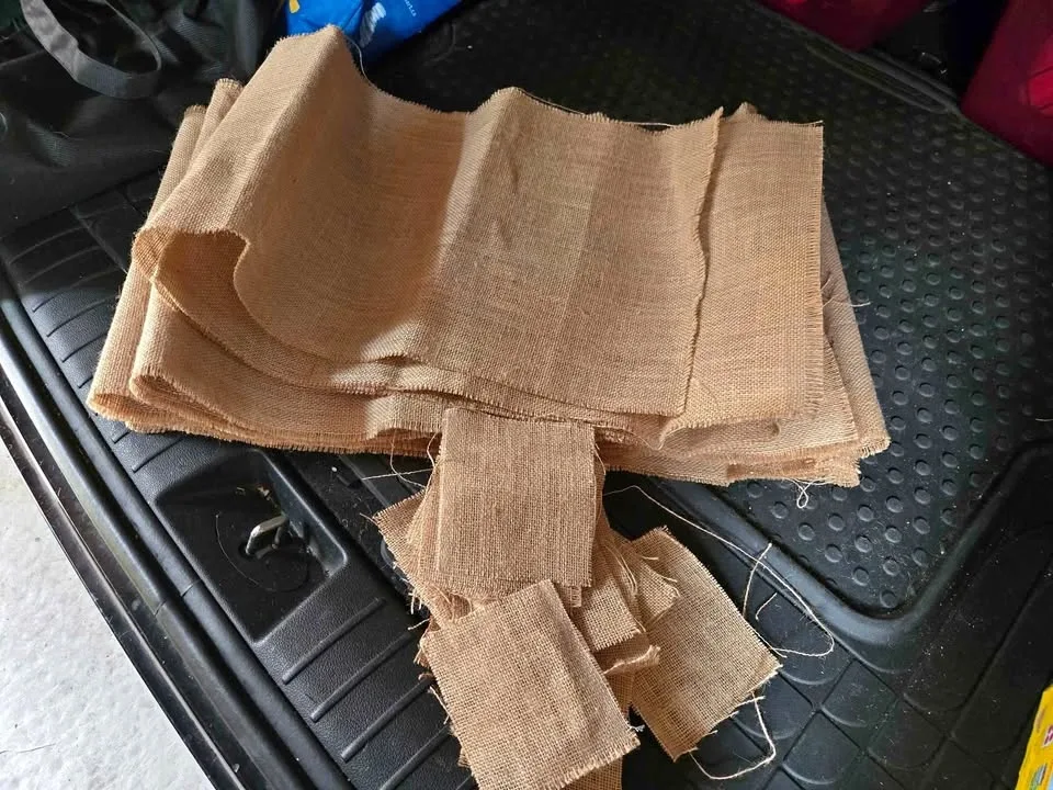 5 burlap table runners and scrap pieces of burlap