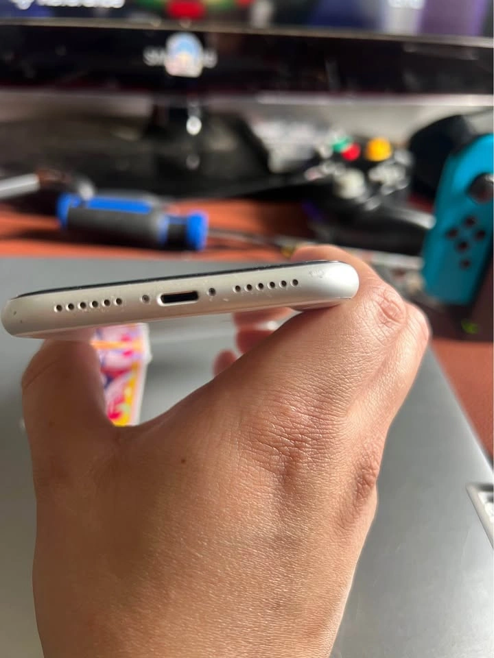 iPhone XR White - 128GB (New aftermkt battery) - photo 3