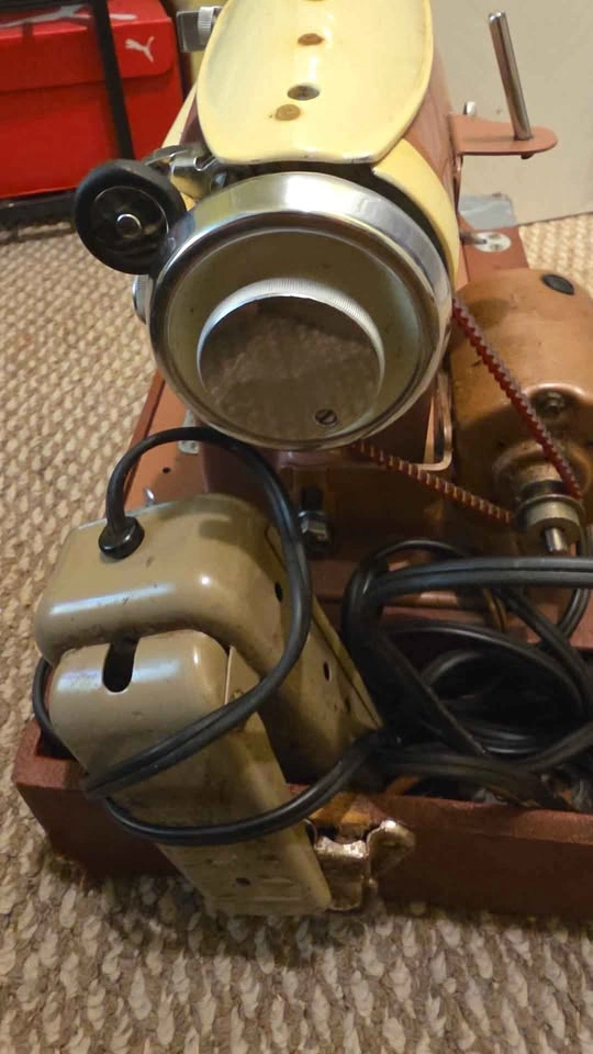 Vintage Imperial sewing machine - photo 2
