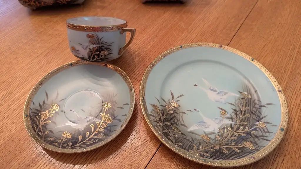 PORCELAIN WITH INTRICATE BIRD AND FLORAL DESIGN TEA SET - photo 2