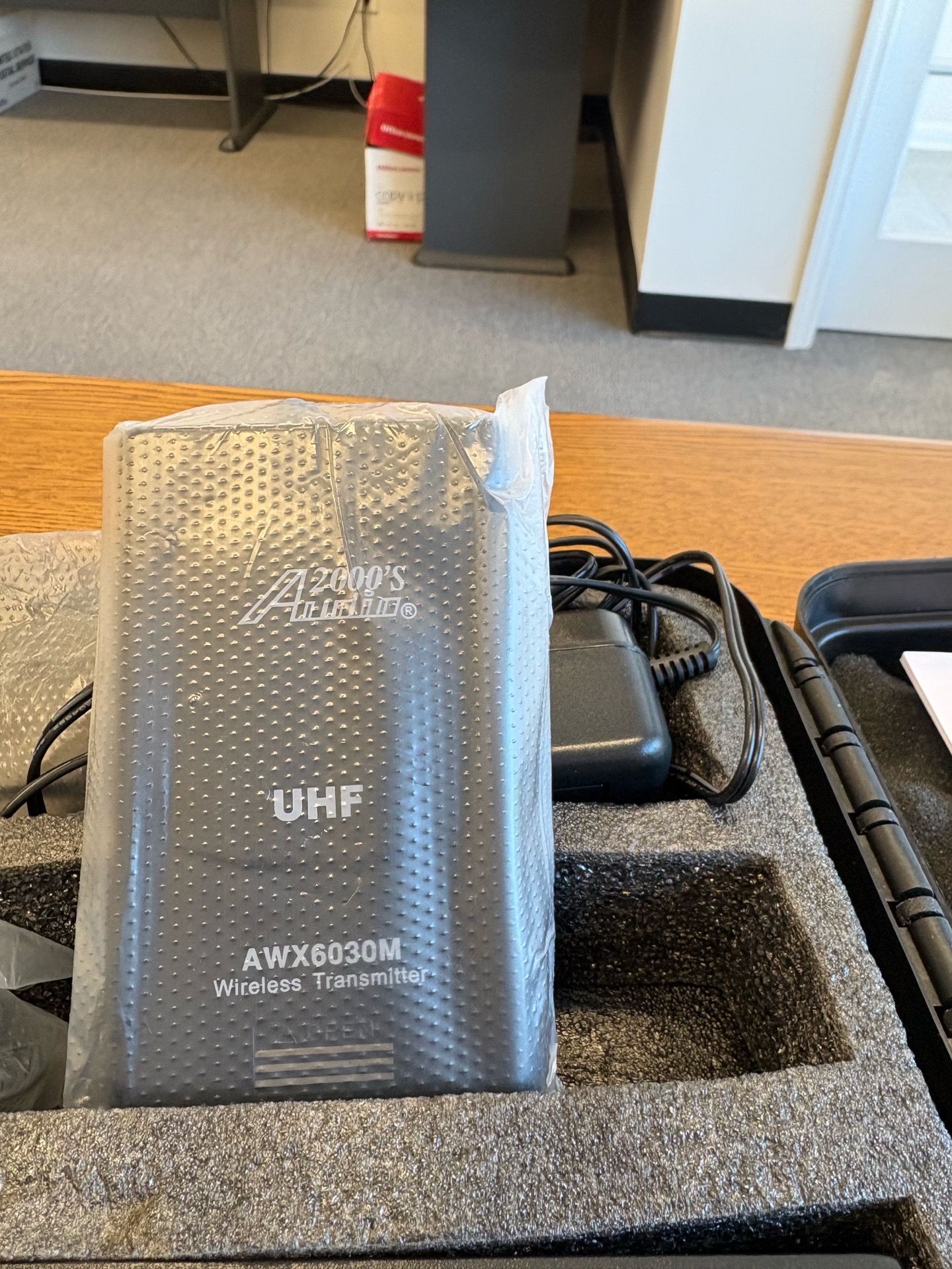 2-Audio 2000s Channel Wireless Microphone System - photo 5