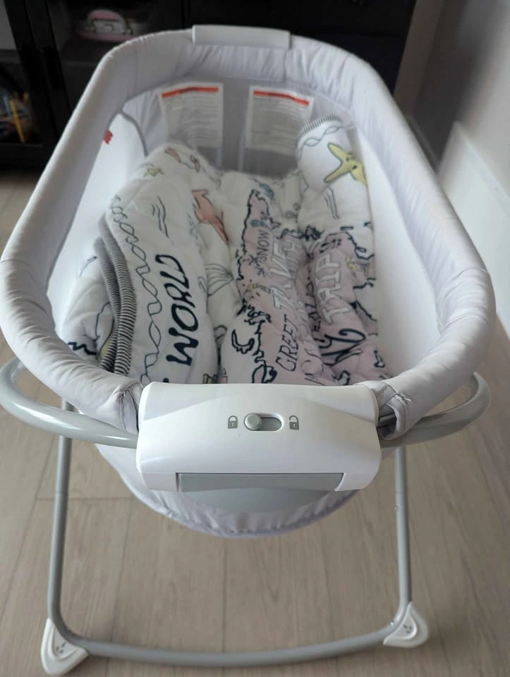 Fisher price baby bassinet (with 4 bed covers) - photo 2