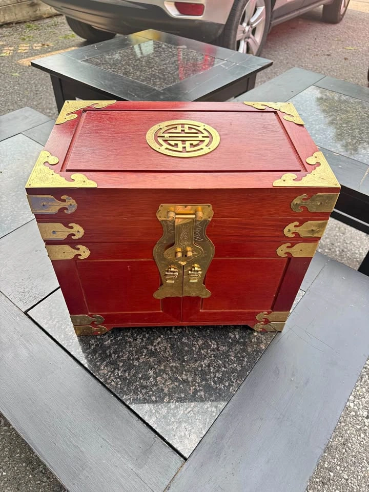 Jewelry chest