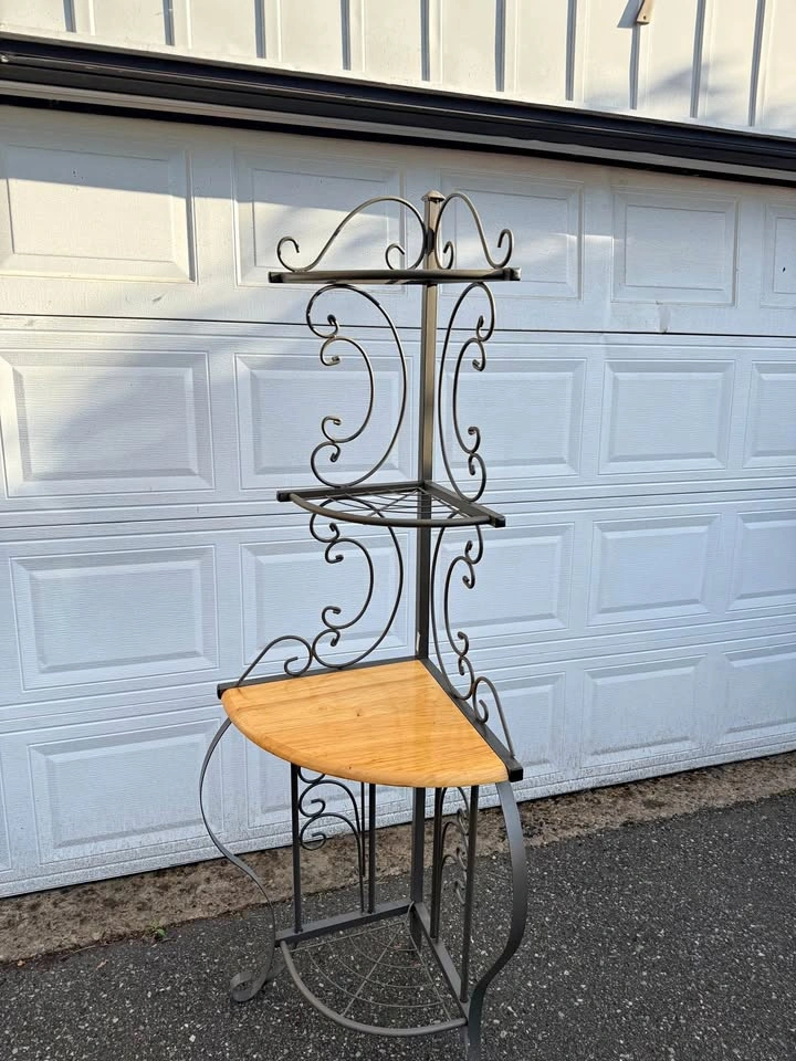 Indoor or outdoor corner shelf