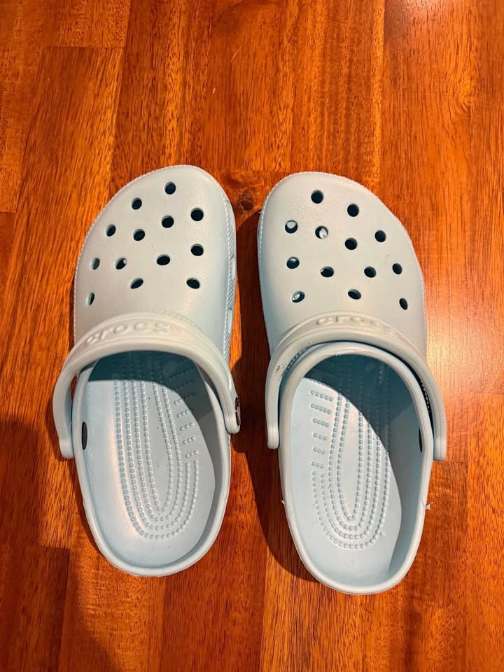 Brand new size 6 crocs