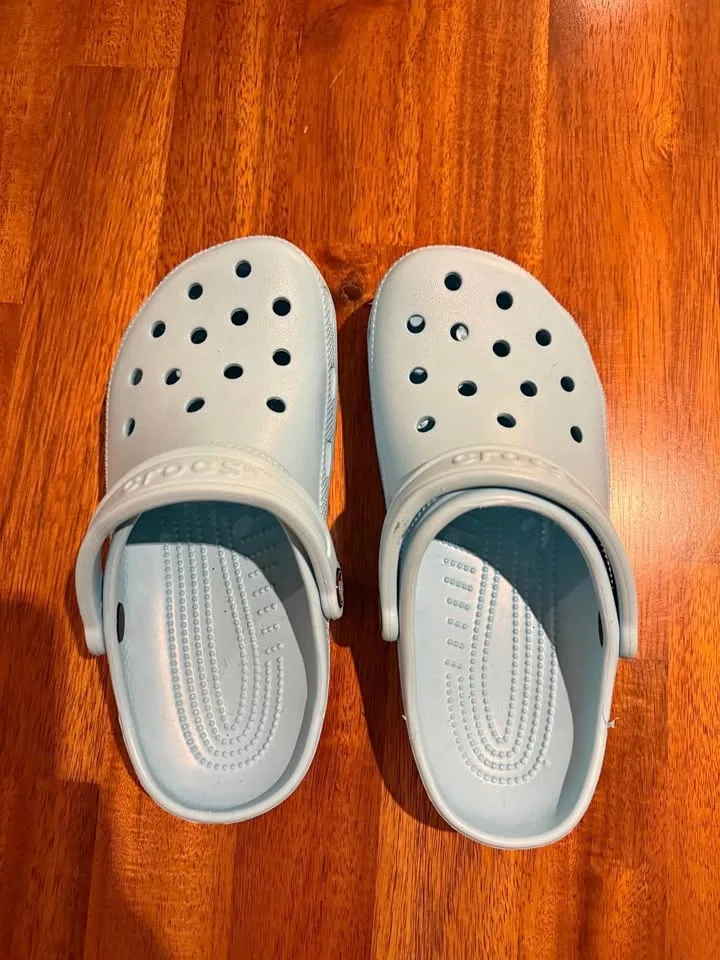 Brand new size 6 crocs