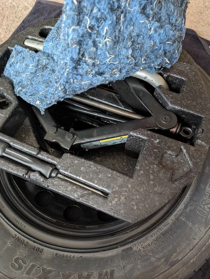 Volkswagen Jetta Emergency Spare Tire and Car Jack Kit - photo 2