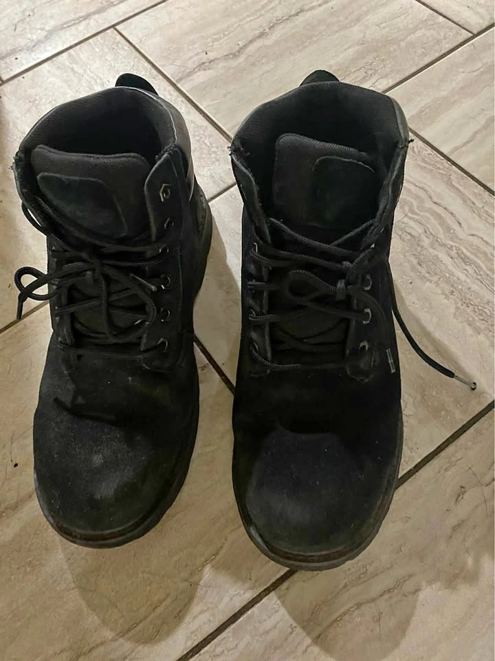 Men’s boots size 11