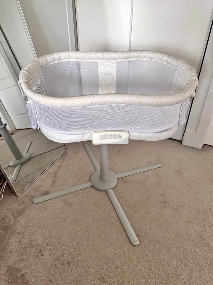 HALO BassiNest Premiere Swivel Sleeper in Pebble