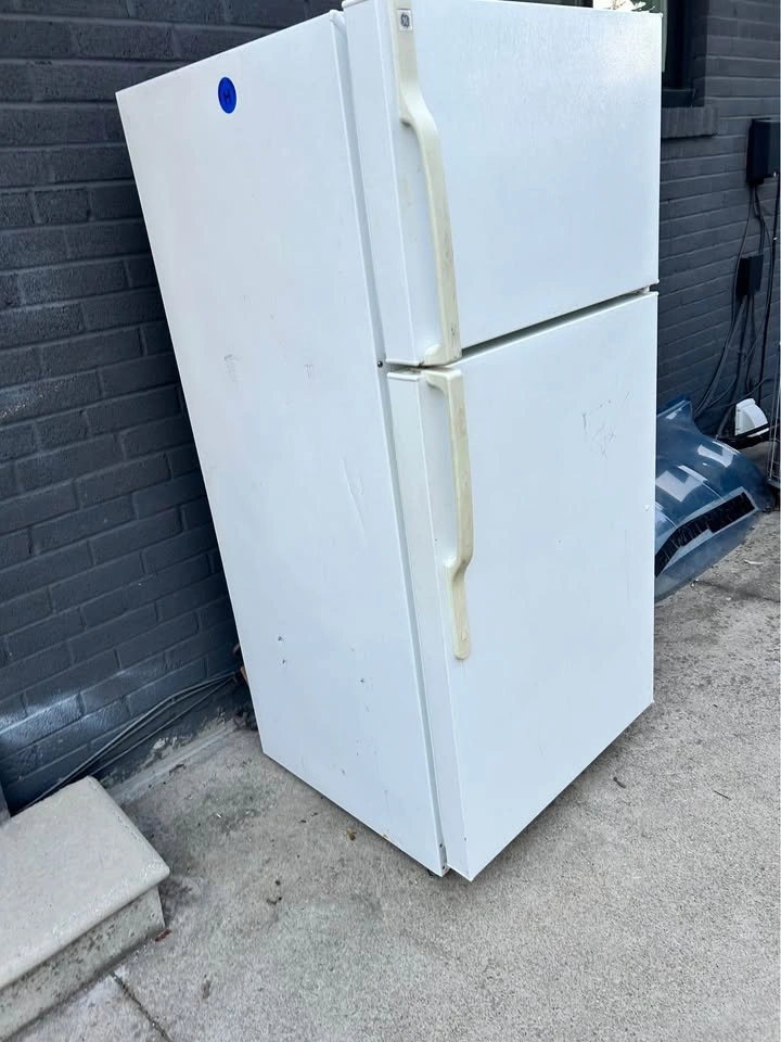 GE Refrigerator - photo 4