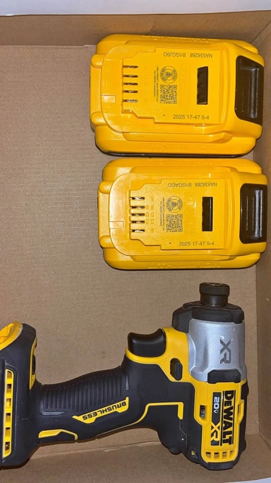 Impact drill with 2 batteries