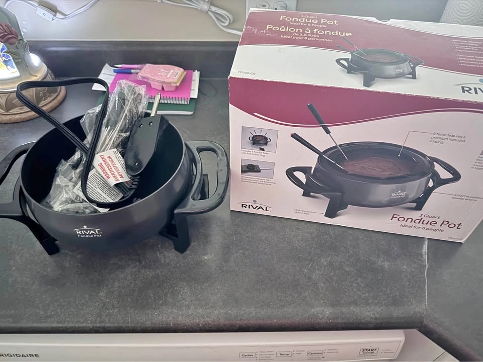 Fondue pot