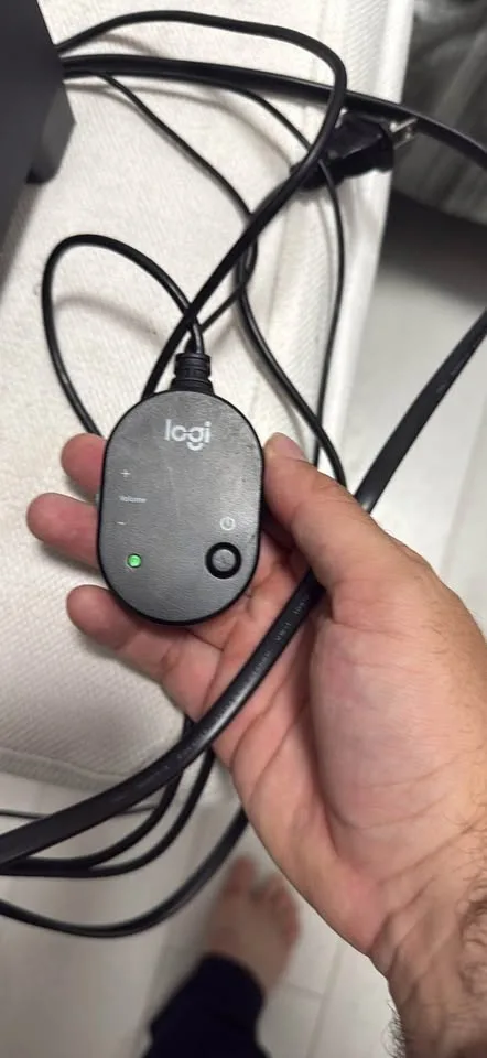 Logitech subwoofer with speakers image indicator(2)