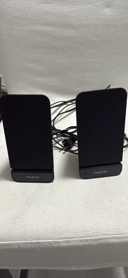 Logitech subwoofer with speakers image indicator(4)