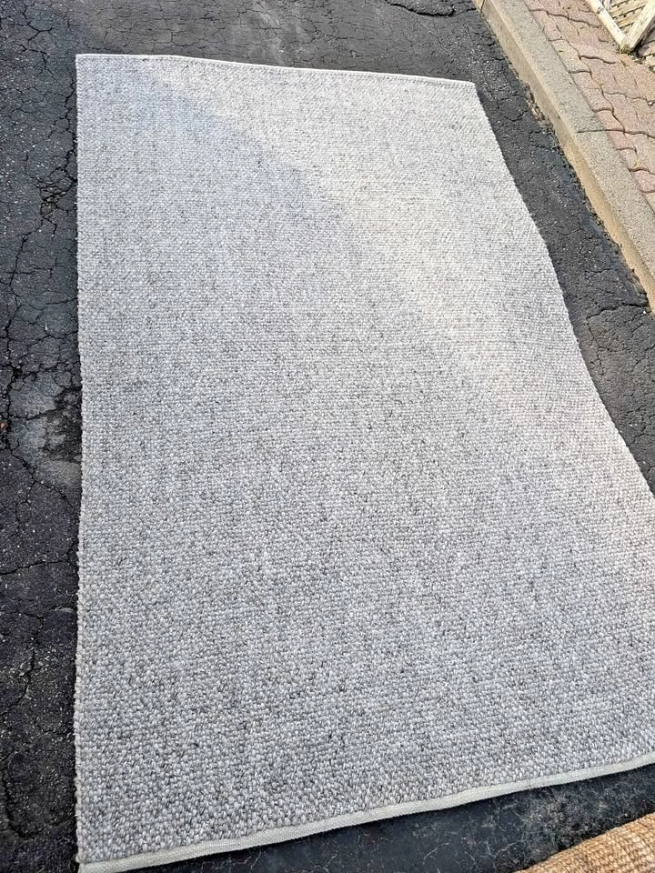 Article wool rug 5' x 8'