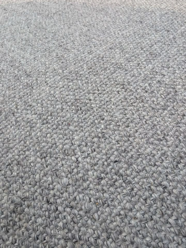 Article wool rug 5' x 8' - photo 2