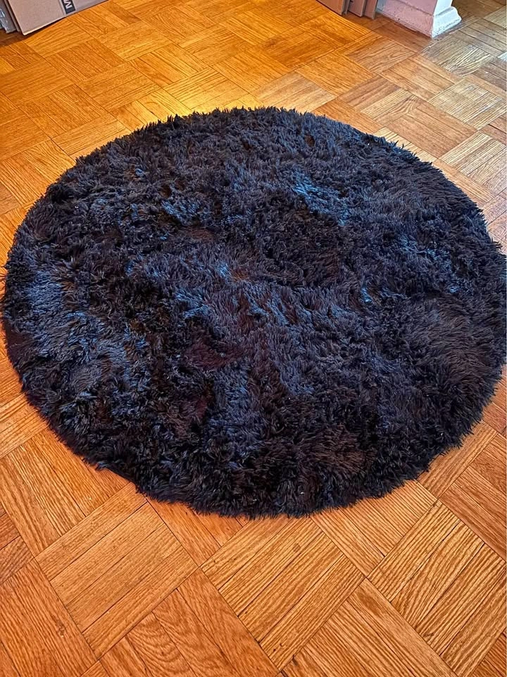 Fur black circle rug