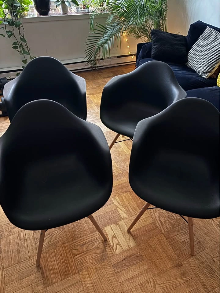 Black dining chairs (x4)