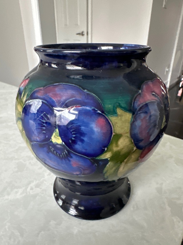 Moorcroft Art Pottery vase No. 2. Stamped and signed. - photo 3