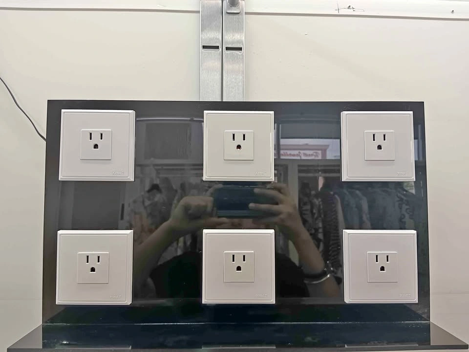 6-Port Electrical Outlet Display Board