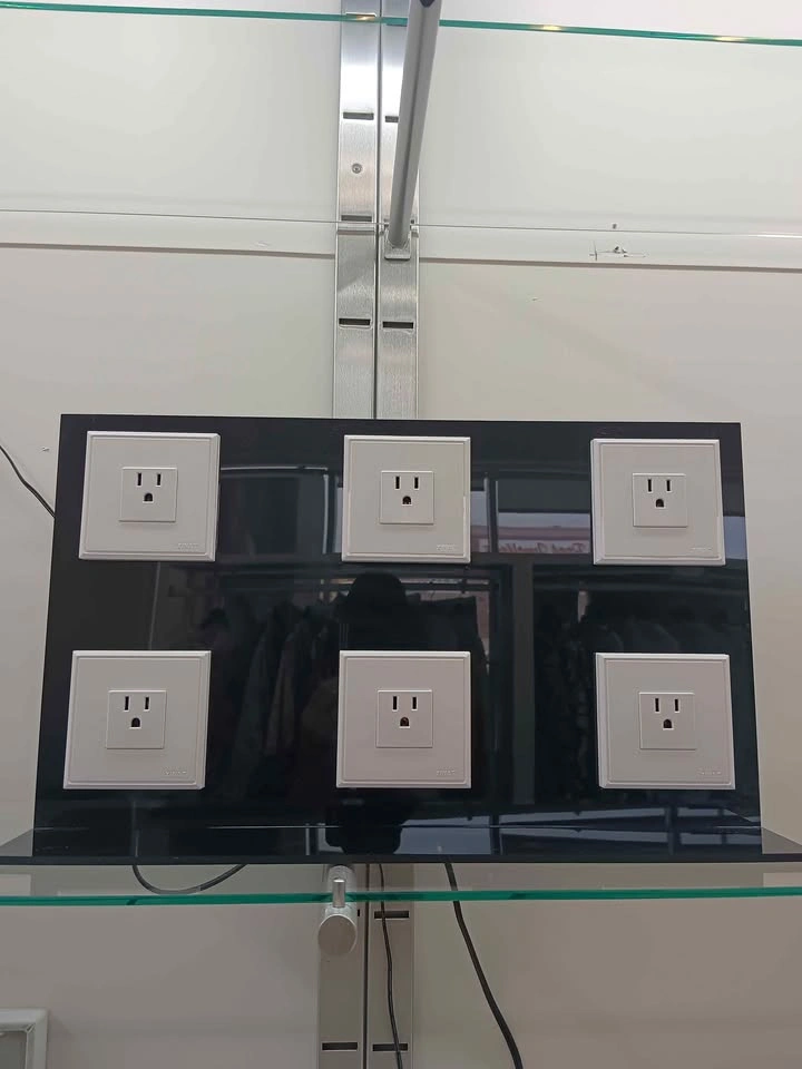 6-Port Electrical Outlet Display Board - photo 2