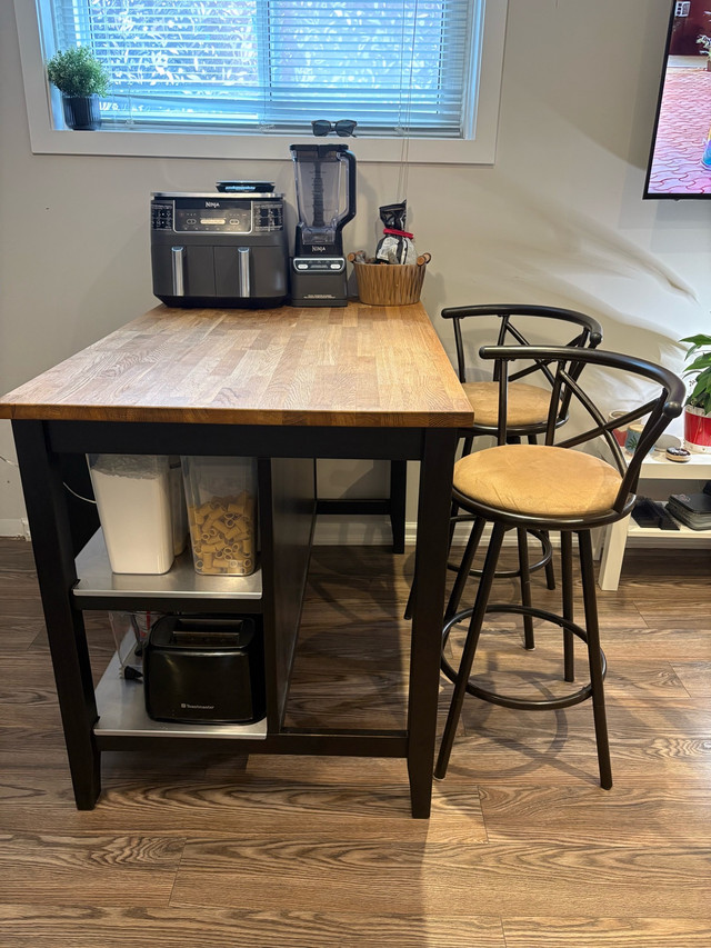 Kitchen island with 2 bar stools