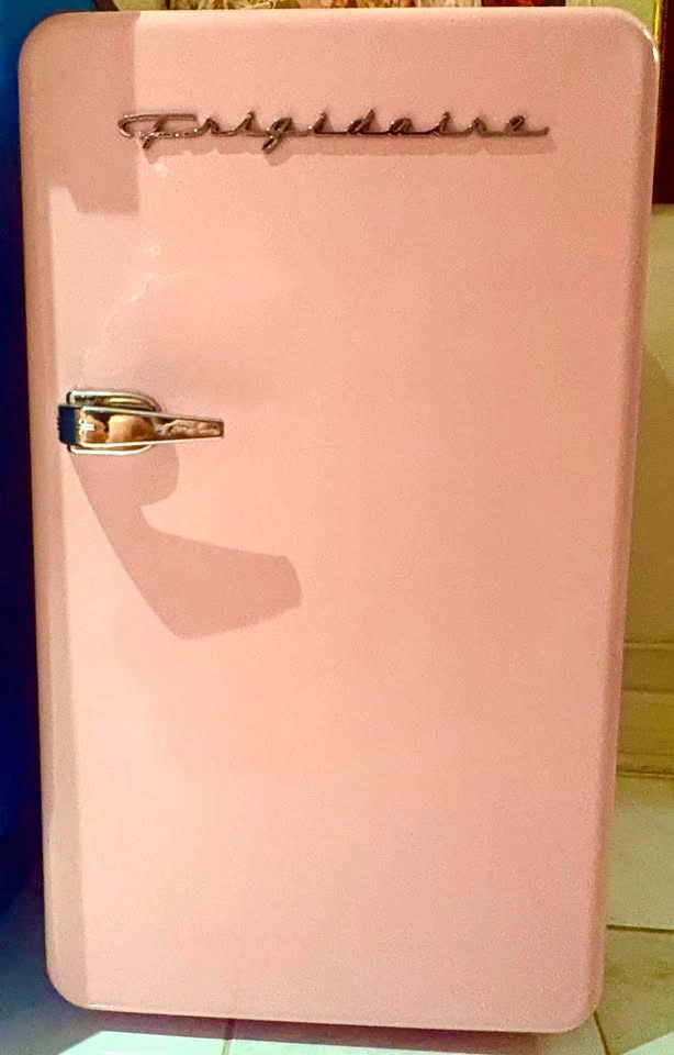 💗 Rare Pink Frigidaire Retro Mini Fridge – Excellent Condition