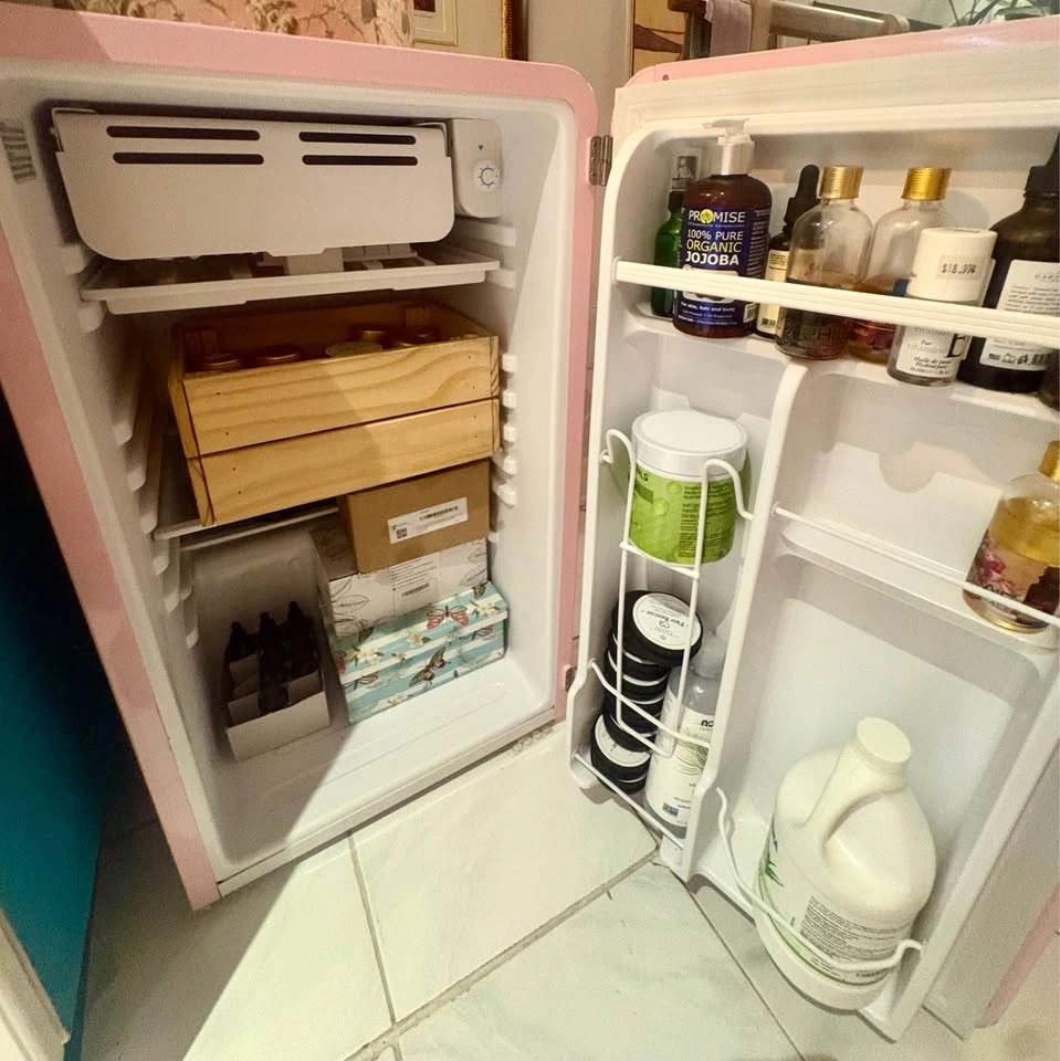 💗 Rare Pink Frigidaire Retro Mini Fridge – Excellent Condition - photo 2
