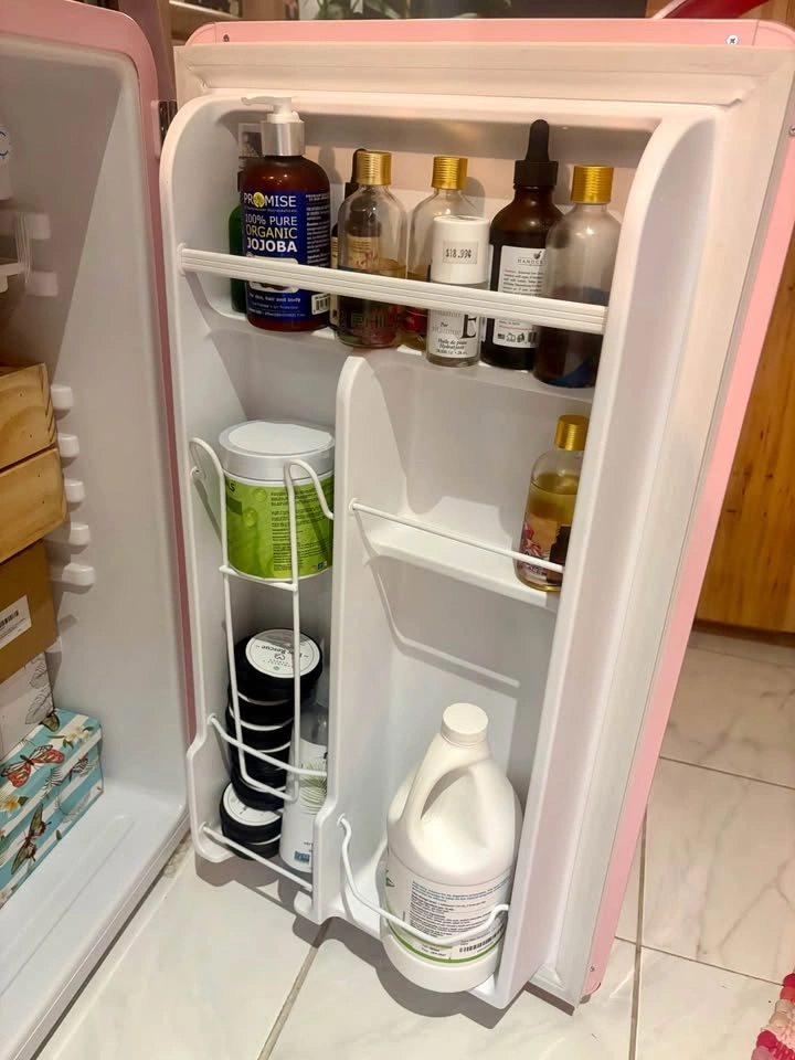 💗 Rare Pink Frigidaire Retro Mini Fridge – Excellent Condition - photo 3