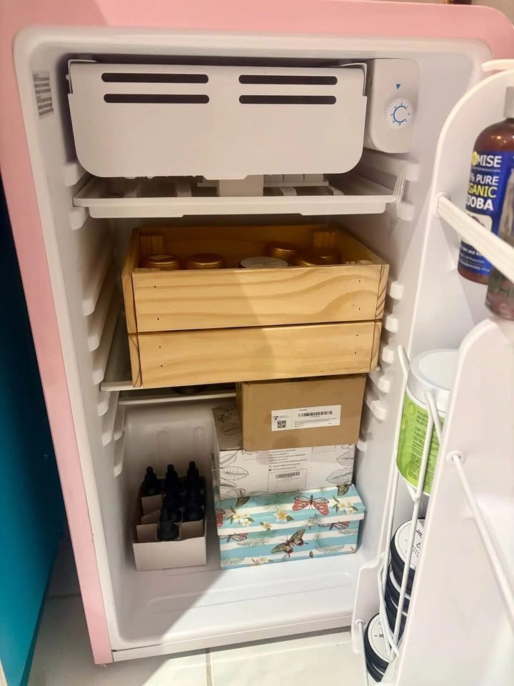 💗 Rare Pink Frigidaire Retro Mini Fridge – Excellent Condition - photo 4