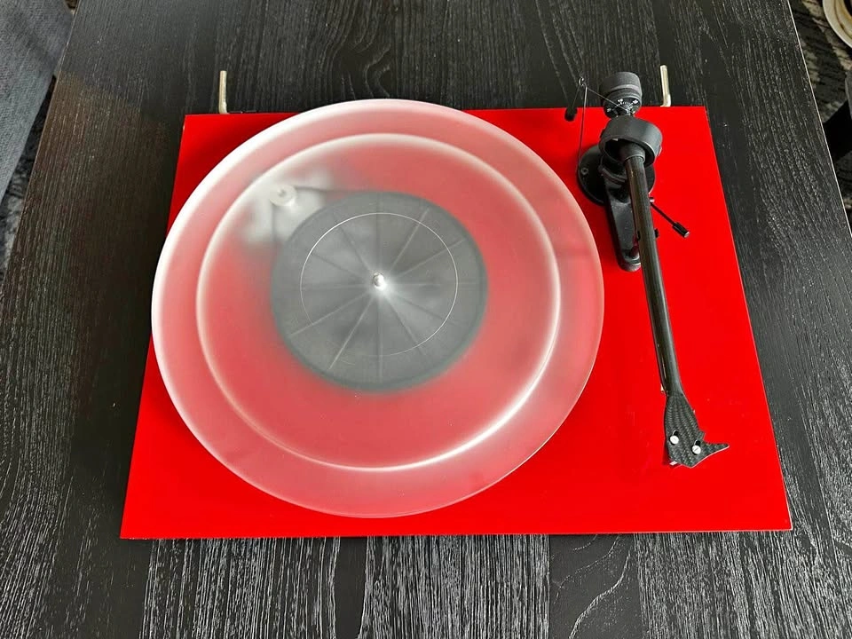 Pro-Ject Debut Carbon Turntable Package – Acrylic Platter + Phon