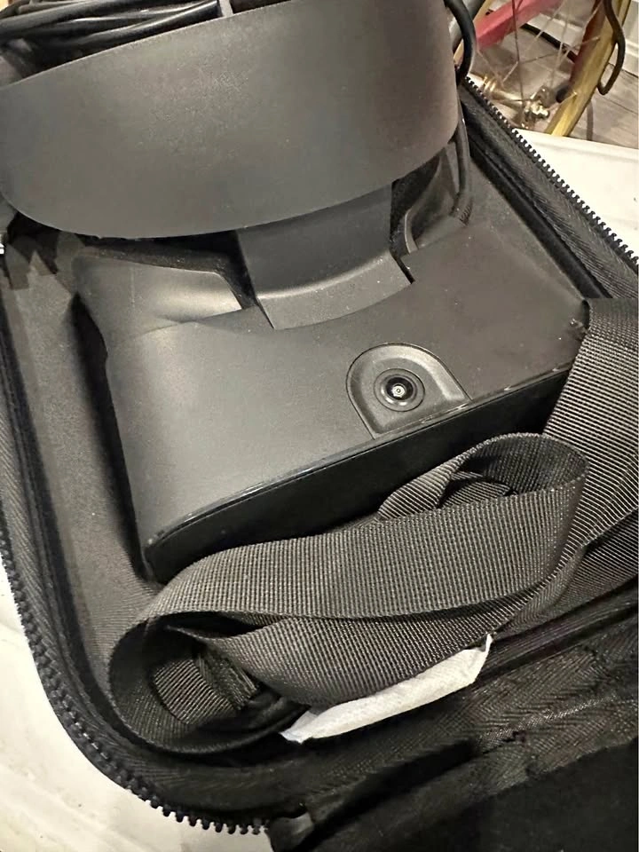Oculus Rift S with carrying case