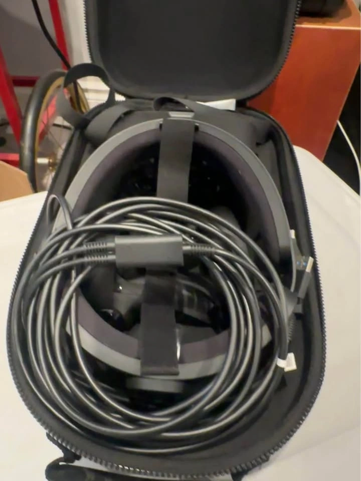 Oculus Rift S with carrying case - photo 2