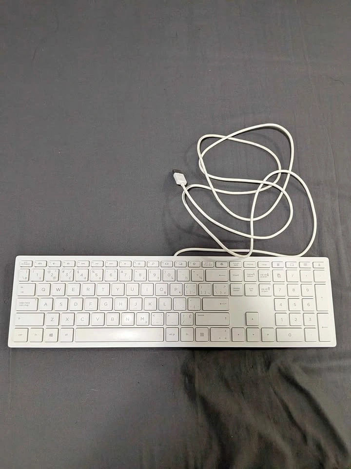 White Aesthetic HP Wired Keyboard