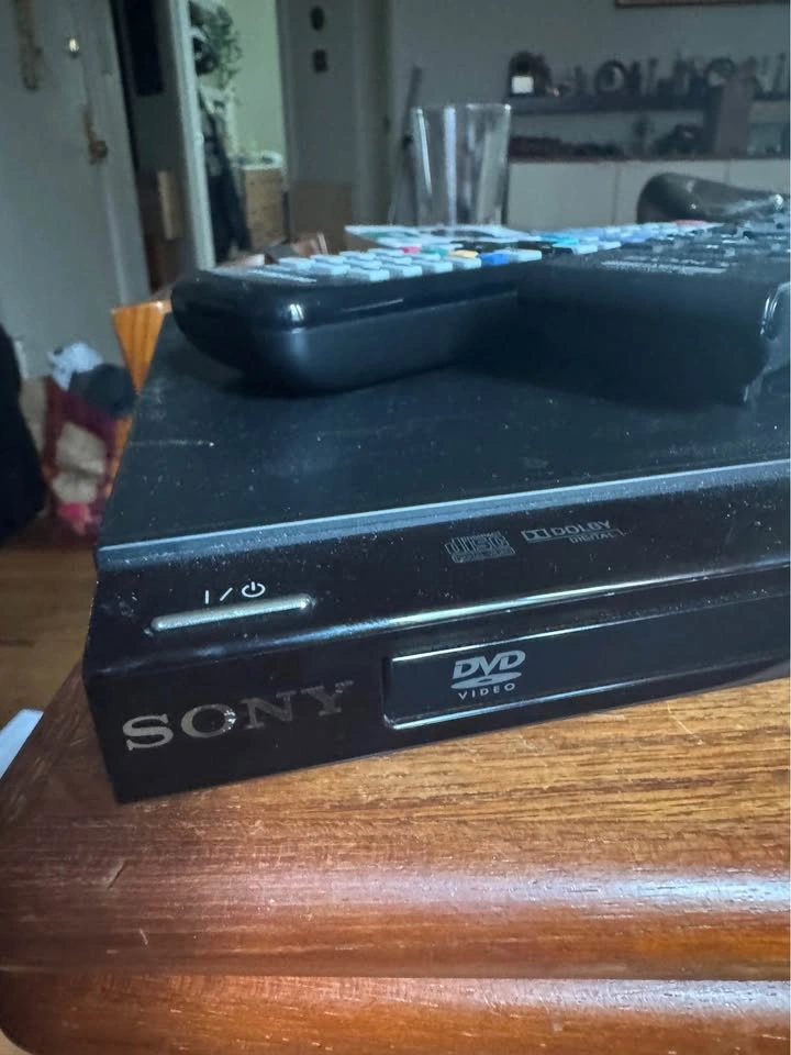 Sony DVD player compact size with remote - photo 3