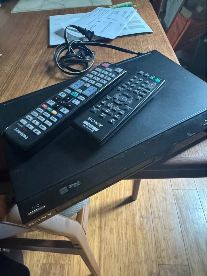 Sony DVD player compact size with remote - photo 4