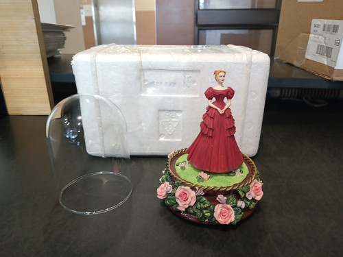 Scarlett Shame Figurine Musical