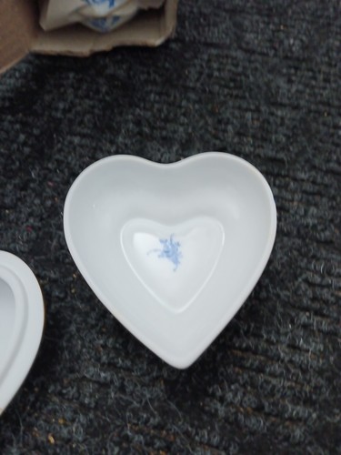 Five vintage heart shaped porcelain trinket boxes - photo 3