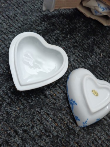 Five vintage heart shaped porcelain trinket boxes - photo 4
