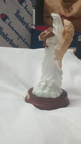 Woman Collection Angel Holding Baby Resin Figurine - photo 3
