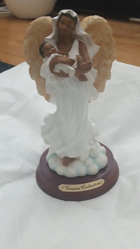Woman Collection Angel Holding Baby Resin Figurine - photo 4
