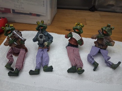 Two Set Of Russ Berrie The Country Folks Frog Shelf Sitters