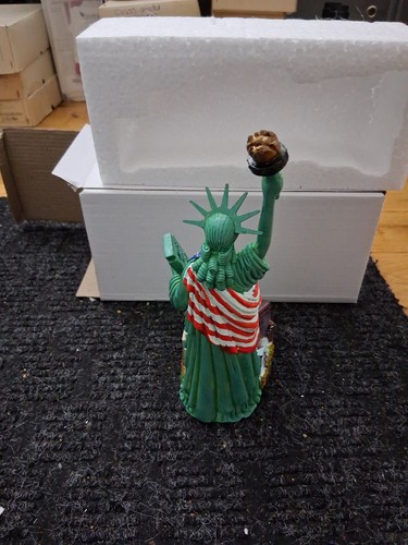 Two Molded Resin Statue Of Liberty Replica Figurines - photo 4