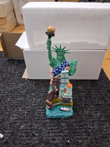 Two Molded Resin Statue Of Liberty Replica Figurines - photo 5