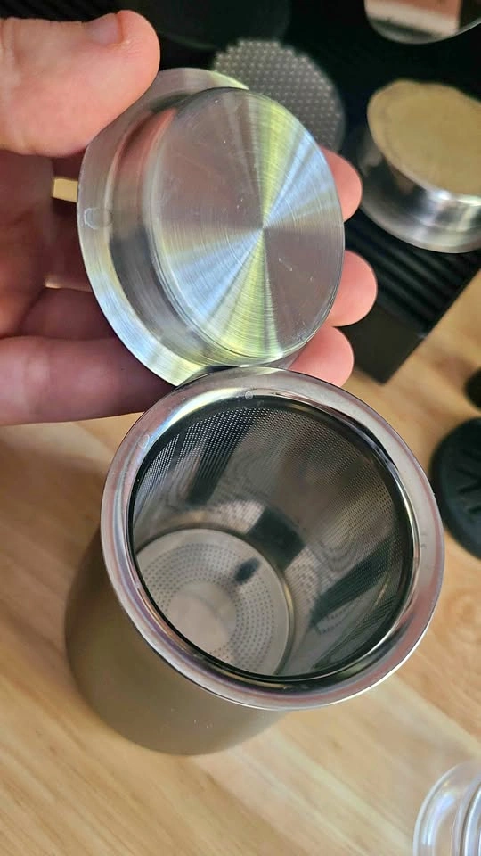Fines reducing coffee shaker cup / sifter sieve cup
