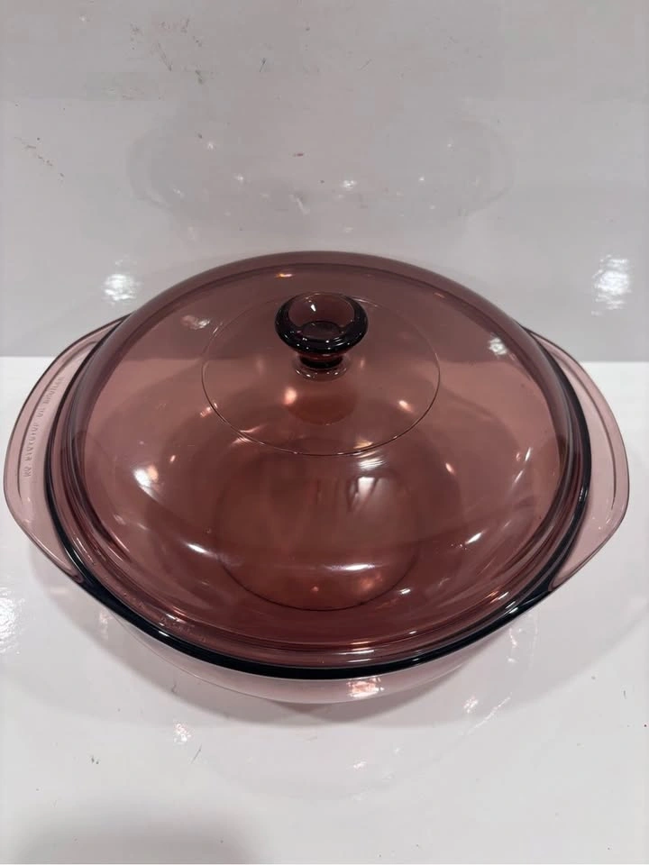 Vintage Pyrex Visions Cranberry 2.4L Covered Casserole Dish - photo 2