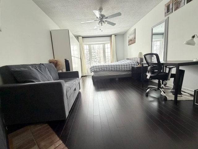 Beautiful 4BR Upper Unit | 2.5 Baths | 2 Parking | Mississauga - photo 2