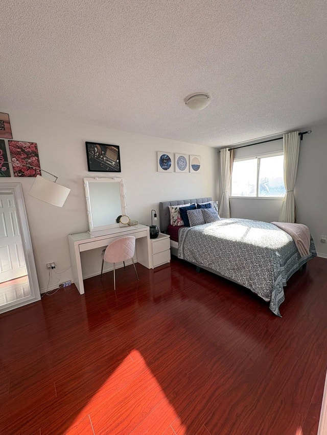 Beautiful 4BR Upper Unit | 2.5 Baths | 2 Parking | Mississauga - photo 3