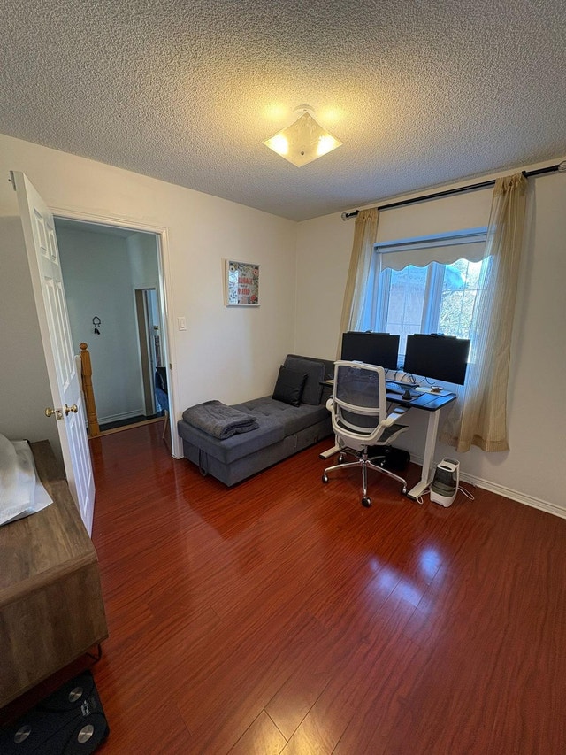Beautiful 4BR Upper Unit | 2.5 Baths | 2 Parking | Mississauga - photo 5